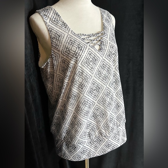 AB Studio sleeveless black and white shirt with a laced V-neck - Picture 2 of 7